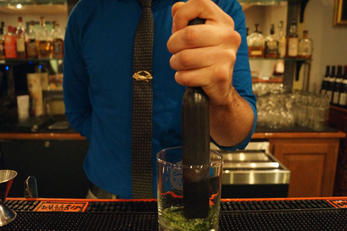 Be the Bartender: How to Make the Perfect Mint Julep in 10 E